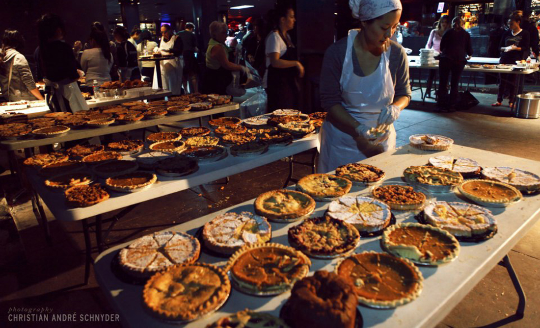 Downtown LA - Filling food containers